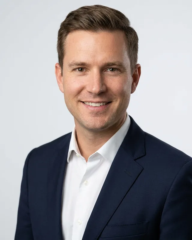 AI professional headshot, man (example, AI-generated)